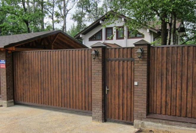 Як захистити паркан із профнастилу від вітру, посилені стовпи та додаткове кріплення