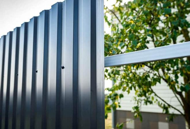Чому паркан із профліста такий популярний