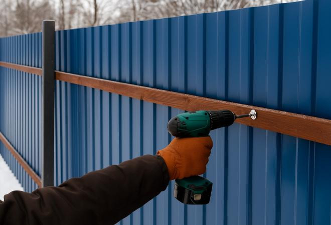 Як укладати профнастил узимку — монтаж та утеплення паркану